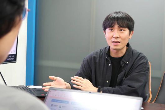 프론트웍스와 필름어스에 대해 설명하는 김용민 대표 / 출처=IT동아