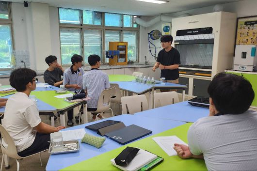 고등학생을 대상으로 식물ㆍ종균 배양 기술을 설명하고 있는 전진현 대표 / 출처=초롱팜바이오
