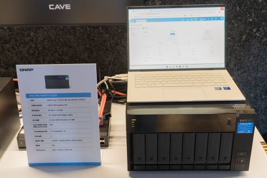 큐냅 고가용성 시스템 시연 사례. 주 저장소에 데이터가 저장되면 보조 저장소에도 실시간 저장되어 만일의 사태에 대비한다 / 출처=IT동아