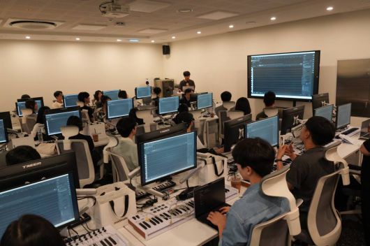 SM유니버스의 작곡반 1기 우수 수료생 김혜성 군과 SM엔터테인먼트 음악 퍼블리싱 회사 크리에이션뮤직라이츠 전속 INFX 프로듀서 등이 실제 작곡 시 사용하는 생성형 도구를 활용한 작곡 기술을 즉석에서 시연해 주목받았다 / 출처=SBA