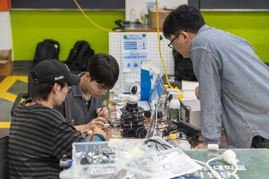 리:디자인 톤에 참가한 멘토가 학생들의 시제품 제작에 조언을 하고 있다 / 출처=IT동아