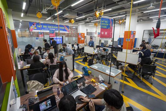 2025 IoT 리:디자인 톤에 참석한 학생들이 시제품 제작 및 구현 작업에 한창이다 / 출처=IT동아