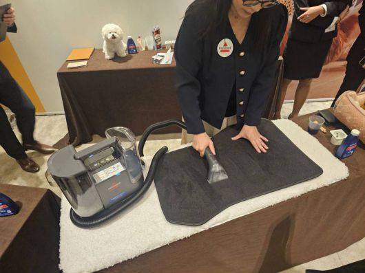 비쎌 습식 청소기는 카펫이나 직물 소파 등을 청소하며 오염물을 제거하는 데 적합하다 / 출처=IT동아