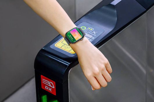 아이폰에 애플페이 티머니가 설정돼있으면 애플워치로도 쓸 수 있다 / 출처=애플코리아