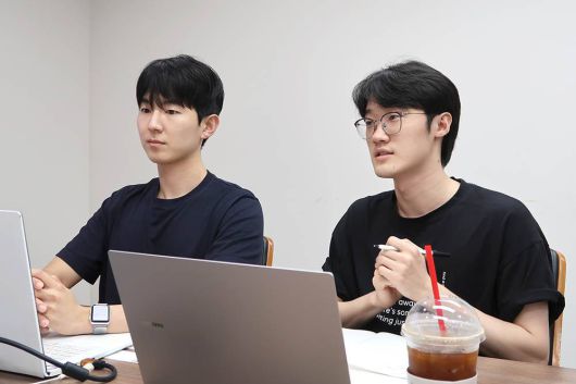 사업 운영에 대해 질문하는 김민수 대표(좌)와 한민우 대표 / 출처=IT동아