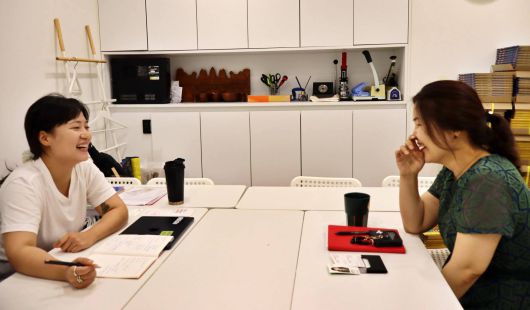 김아현 도미노이펙트 대표와 최진희 아시안허브 대표 (왼쪽부터) / 출처=IT동아