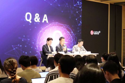 간담회 이후 Q&A 세션의 모습. 왼쪽부터 오신영 사이버위협대응팀 팀장, 홍관희 정보보안센터장(전무), 이진혁 ixi-O 개발task장(상무) / 출처=IT동아