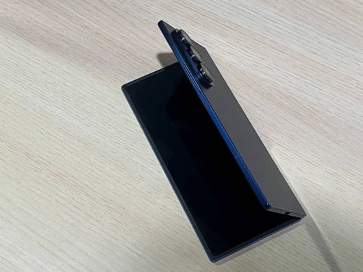 갤럭시 Z 폴드7은 업무 효율성을 높이는 데 최적화돼 있으나 발열 관리는 아쉬웠다 / 출처=IT동아