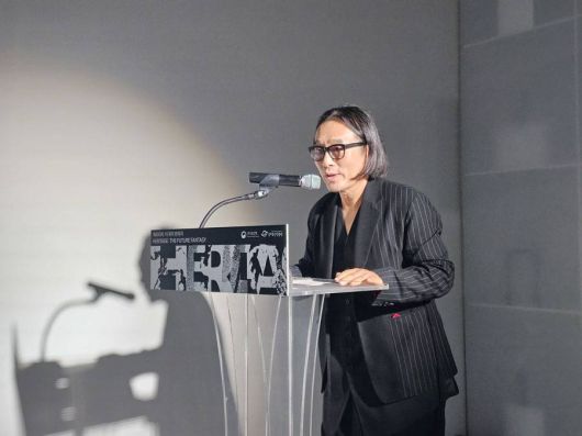 행사의 개요를 설명하는 행사 총괄 강신재 예술감독 / 출처=IT동아