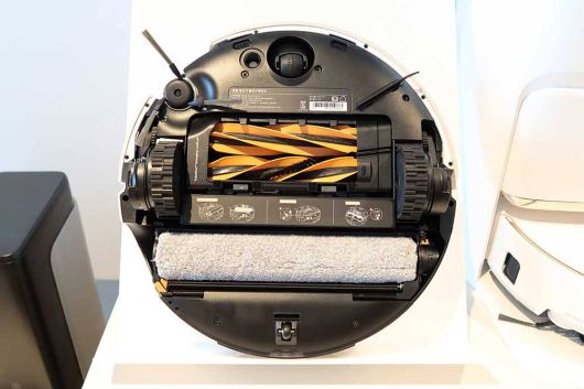 롤러형 물걸레와 맥시리지 브러시, 트로보웨이브 듀오브러시 / 출처=IT동아