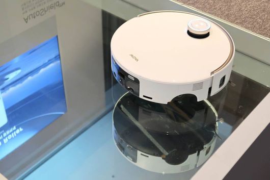 청소 시연 중인 Z60 울트라 롤러 / 출처=IT동아