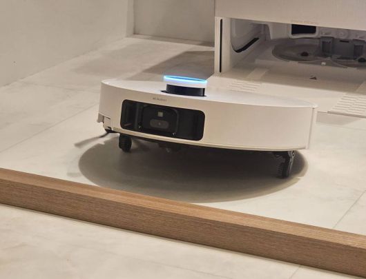 문턱이 감지되면 자동으로 본체를 들어올려 간단히 문턱을 넘는다 / 출처=IT동아