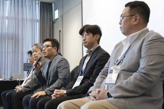 좌측부터 신기영 최고전략책임자, 김진구 최고데이터책임자, 이정수 최고경영자, 강동한 최고기술책임자, 윤민용 최고재무책임자 / 출처=IT동아