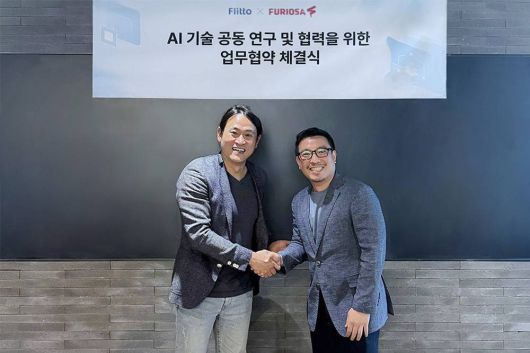 백준호 퓨리오사AI 대표(좌)와 이정수 플리토 대표(우)가 AI 기술 공동 연구를 위한 양해각서를 체결했다 / 출처=플리토