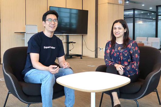 최재웅 대표(좌)와 AI면접관을 담당한 만시 딩그라(Mansi Dhingra) 프로덕트 오너 / 출처=IT동아