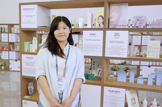 2025 서울 뷰티 트레이드쇼 수출상담회에 참여한 주수진 더코리아콜라겐 매니저 / 출처=IT동아