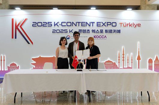 ㈜퍼뷸러스 유보라 대표(오른쪽)가 2025 K-콘텐츠 엑스포 튀르키예 상담회 첫날 TV net과 MOU를 체결한 뒤 기념촬영을 했다. 출처=한국콘텐츠진흥원