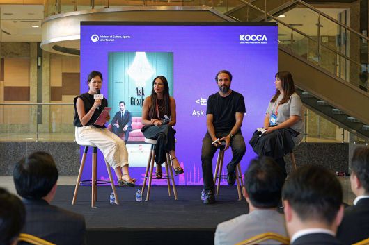 김주현 CJ ENM 팀장과 튀르키예 제작사 관계자들이 2025 K-콘텐츠 엑스포 현장에서 <눈물의 여왕>드라마 리메이크 제작과정을 토크쇼 형식으로 소개했다. 출처=한국콘텐츠진흥원