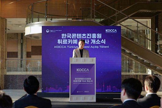 9월 3일 튀르키예 이스탄불 할리치 콩그레스 센터에서 열린 한국콘텐츠진흥원 튀르키예 비즈니스센터 개소식에서 유현석 한국콘텐츠진흥원 직무대행이 환영사를 했다. 출처=한국콘텐츠진흥원