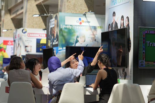 2025 K-콘텐츠 엑스포 튀르키예 상담회 현장에서 국내 기업과 현지 바이어들이 콘텐츠 협력 방안을 논의하고 있다. 출처=한국콘텐츠진흥원