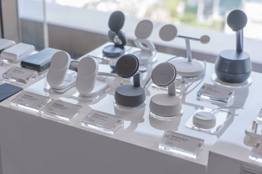 벨킨 울트라차지 프로 3-in-1 마그네틱 충전 독(중앙, 원형)과 2-in-1 접이식 마그네틱 충전기(왼쪽 타원형) / 출처=IT동아