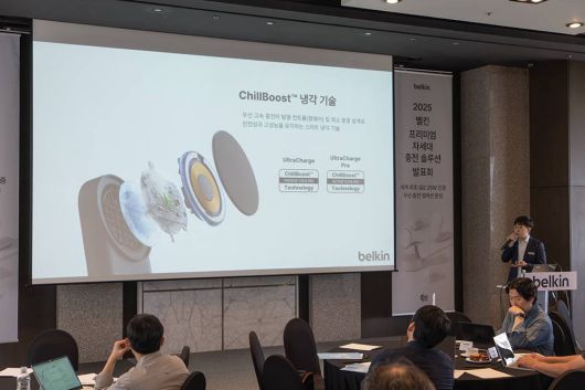 무선충전기 과열로 인한 효율이 떨어지는 문제가 늘면서 펠티어(반도체 냉각) 혹은 쿨링팬을 내장하는 경우가 늘고 있다. 벨킨 칠 부스트는 펌웨어 관리, 쿨링팬으로 발열을 잡는다 / 출처=IT동아