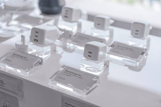 좌측 3 포트가 벨킨 부스트차지 프로 100W GaN 초고속 충전기, 중앙의 2 포트가 Z-차저 67W 듀얼포트 GaN 초고속 충전기다 / 출처=IT동아