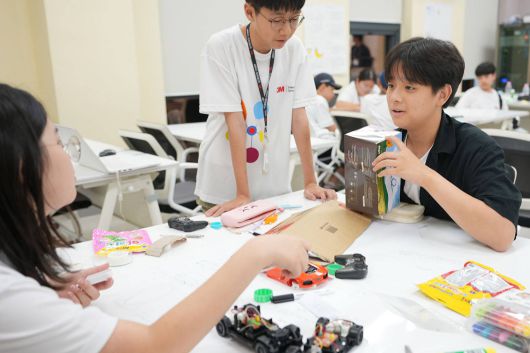 과제를 수행 중인 청소년 사이언스캠프 참가자들 / 출처=3M