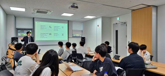 코딩 수업을 진행하는 강태환 대표 / 출처=악어에듀