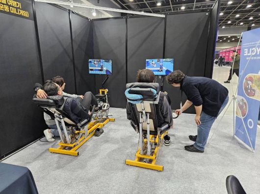 전시회장을 통해 라이클을 체험하는 참가자들 / 출처=운약근답올핏