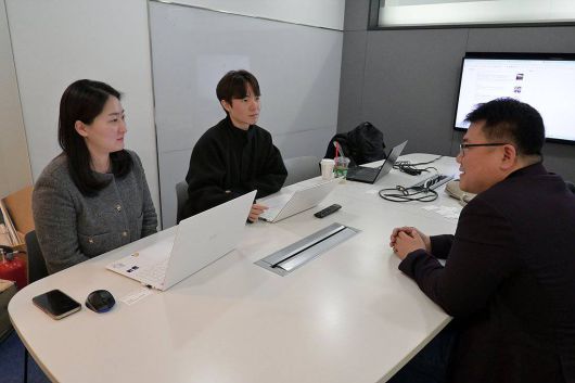 성장 방안을 논의하는 김가람 매니저, 신영협 매니저, 원재호 대표(왼쪽부터) / 출처=IT동아