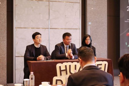 발리안 왕(Balian Wang) 화웨이코리아 CEO(가운데)와 에릭 두(Eric Du) 화웨이코리아 부사장(왼쪽) / 출처=IT동아