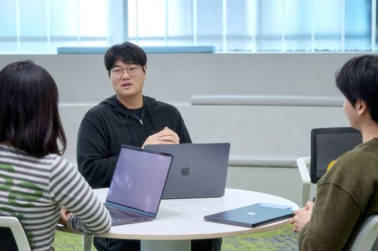 구성원과 소통하는 최봉수 엔지니어의 모습 / 출처=라포랩스