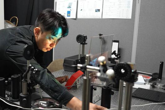 이번 CES 2026에서 옵틱믹스는 독자적인 광학 기술력을 세계 무대에 선보인다 / 출처=옵틱믹스