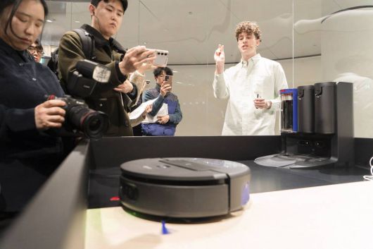 청소는 자체 배터리로 최대 200분 유지되며, 배터리가 부족하면 자동으로 스테이션으로 돌아가 먼지통을 비우고 급수 및 충전을 진행한다 / 출처=IT동아