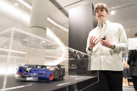 네이슨 로슨 맥클린(Nathan Lawson McLean) 다이슨 홈 RDD 소프트웨어 팀 시니어 디자인 매니저가 제품을 설명 중이다 / 출처=IT동아