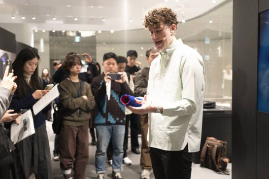 클린앤워시 하이진 물청소기에 장착된 롤은 초흡수성 극세사며 깨끗한 물로 청소한 뒤 오염된 물은 즉시 긁어서 흡수하는 설계가 적용됐다 / 출처=IT동아