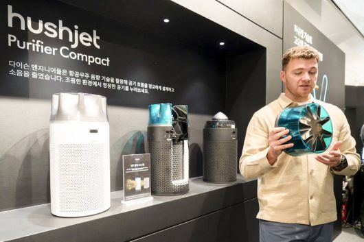 톰 비숍(Tom Bishop) 다이슨 홈 디자인 & 개발 엔지니어가 항공기 엔진을 본뜬 형태의 소형 공기청정기 허쉬젯 컴팩트를 소개했다 / 출처=IT동아