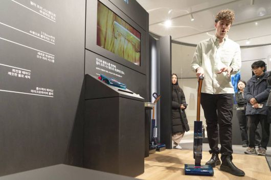 다이슨 클린앤워시 하이진 물청소기는 기존에 크고 무거운 물청소기를 다이슨 방식으로 구성한 제품이다 / 출처=IT동아