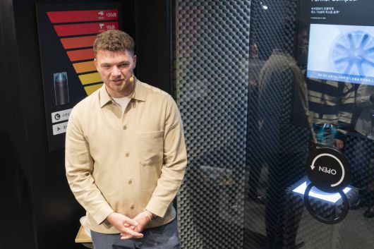 톰 비숍(Tom Bishop) 엔지니어가 허쉬젯 컴팩트 공기청정기 풍량에 따른 소음에 대해 설명 중이다 / 출처=IT동아