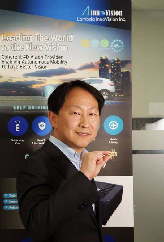 FMCW 라이다 핵심 부품을 소개하는 라종필 대표 / 출처=람다이노비전