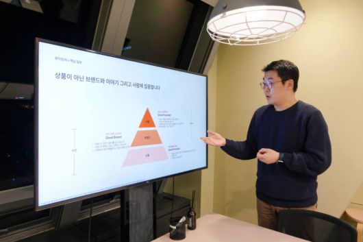 장진호 대표가 브랜드를 선별하는 기준은 사람이다 / 출처=IT동아