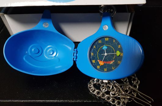 (뚜껑을 열면 이렇게 시계가 나온다.. 12시가 되면 시, 분, 초 침으로 구성된 3개의 슬라임이 일직선으로!)