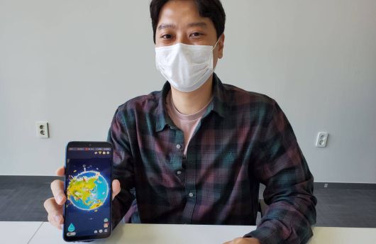 인터뷰 마지막에 '지구를 지켜라!'에 대해 설명 중인 조 대표