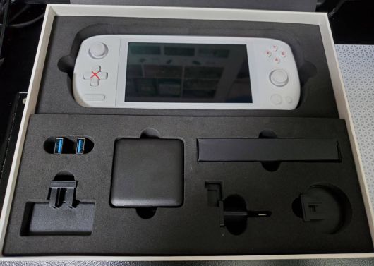 상자 구성. 한국 정발 버전은 약간 달라질 수 있다고 한다