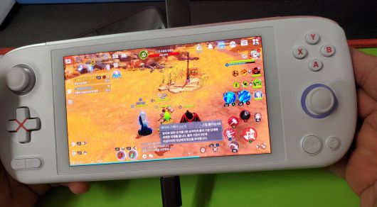 컴투스의 최신작 '서머너즈 워 크로니클' 잘 돌아간다