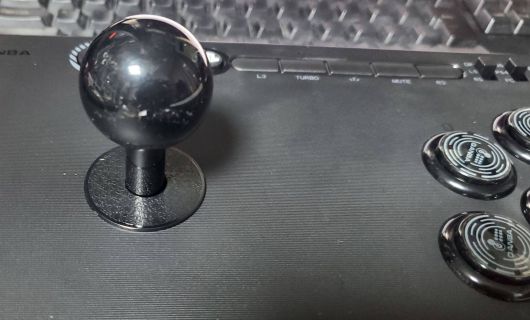 스틱과 버튼 사이의 간격이 넓다