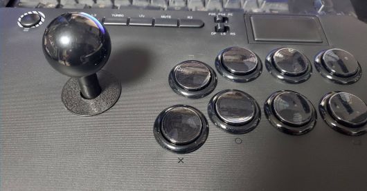 조이스틱이 산와 스틱에 비해 살짝 높은 편