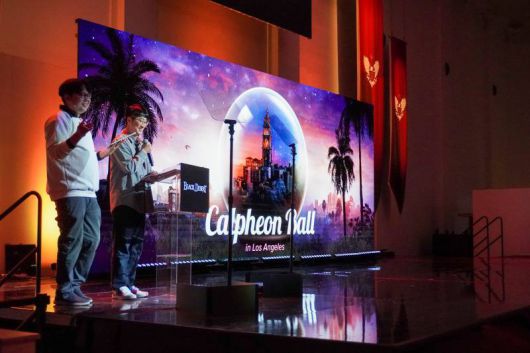 LA에서 진행된 칼페온 연회에서도 같은 신발을 신었다