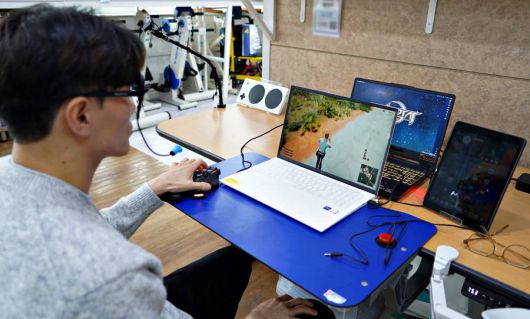 장애인 게임 보조기기 사용 모습